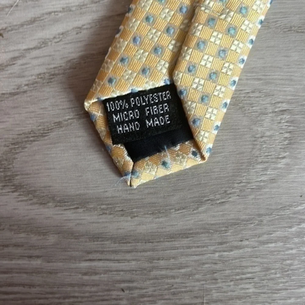 Valentino Ricci Milano Men’s Gold Geometric Pattern Neck Tie
